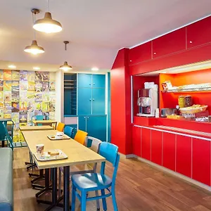 Hotelf1 Centre Courtine Gare Tgv Hotell Avignon